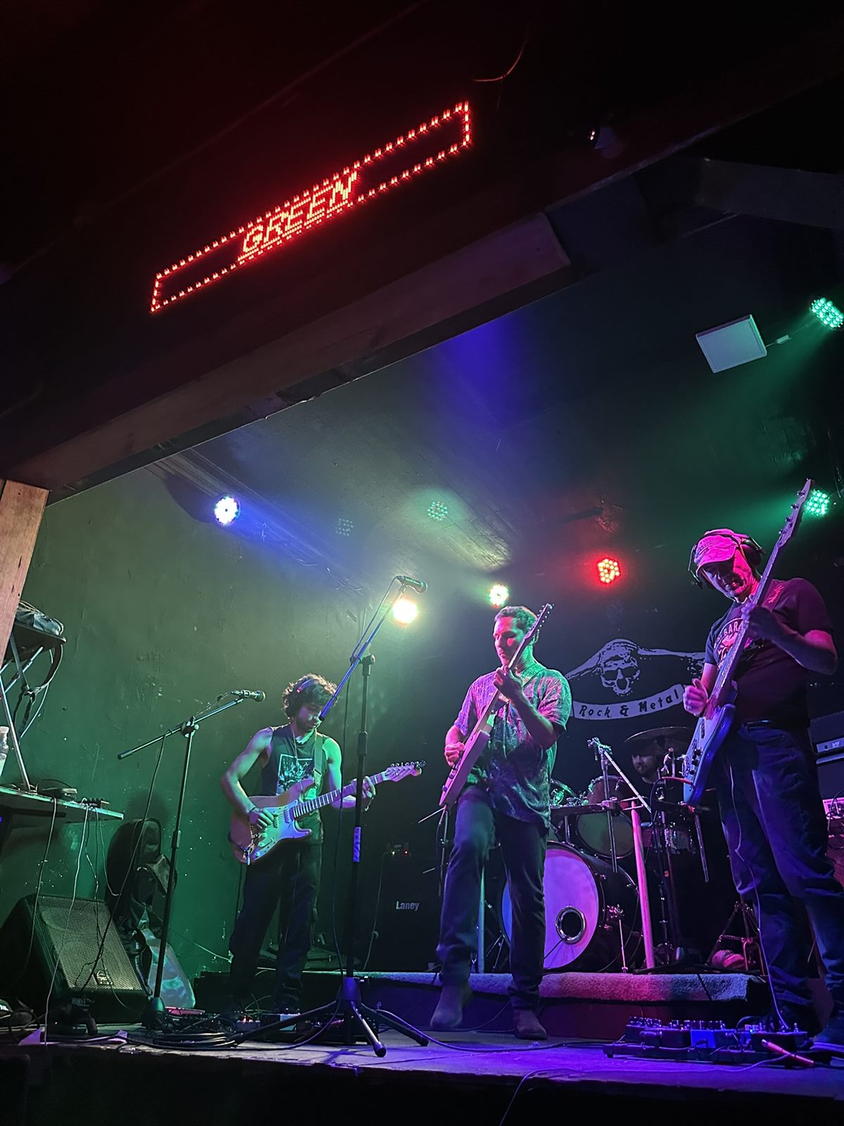 Green Therapy en WareHouse, diciembre de 2025, bajo el letrero GREEN